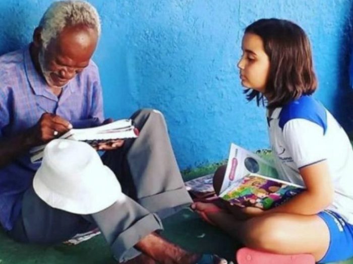 Une fillette de 9 ans apprend à lire au marchand de glaces de son école : elle a un bon cœur