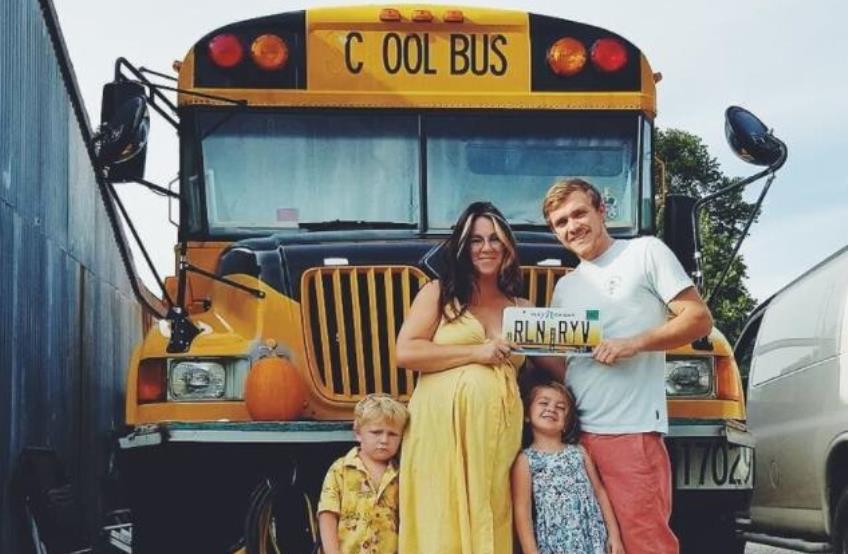 La grande famille vit dans un bus scolaire rénové: Voici comment tout a commencé et comment s'écoule