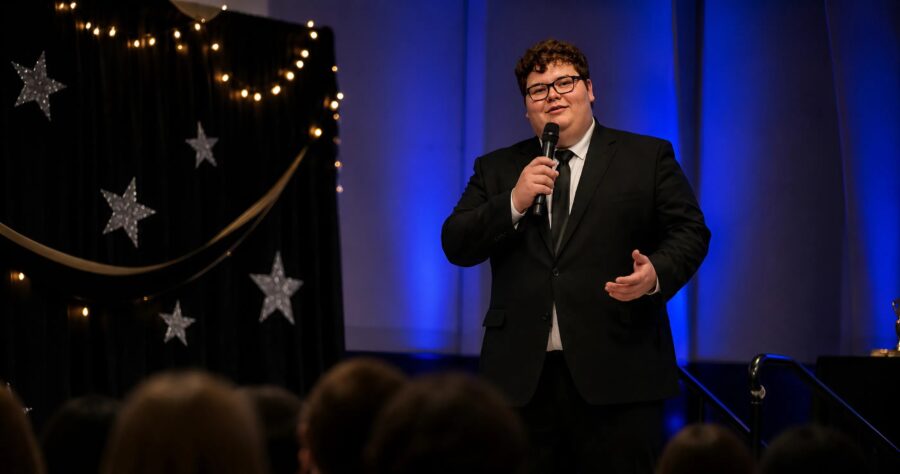 “Trodde du verkligen att jag bjöd ut dig på riktigt? Jag förlorade bara ett vad och var tvungen att dansa med dig,” sa den mest populära tjejen i skolan till mig: men det jag gjorde sedan fick hela salen att tystna