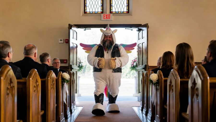 "Jag har hållit mitt löfte", sa motorcyklisten klädd i en enhörningsdräkt när han kom in i kyrkan under min dotters begravning: alla blev mållösa när de fick veta varför han gjorde det